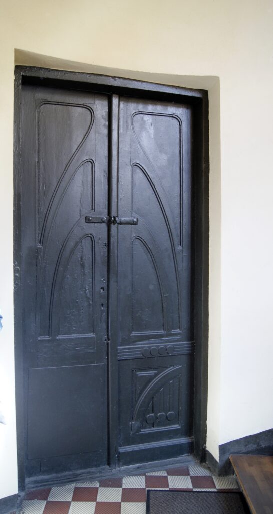 Drzwi do mieszkania, parter, główna klatka schodowa. Fot. Monika Wesołowska, 2020, źródło: lapidarium detalu.