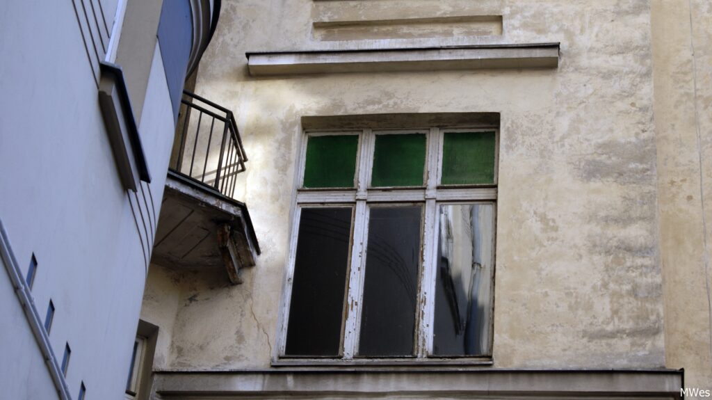 Okno w elewacji podwórzowej frontu. Fot. Monika Wesołowska, 2020, źródło: lapidarium detalu.
