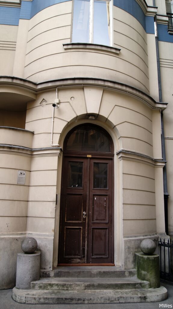 Drzwi na klatkę schodową oficyny poprzecznej. Fot. Monika Wesołowska, 2020, źródło: lapidarium detalu.
