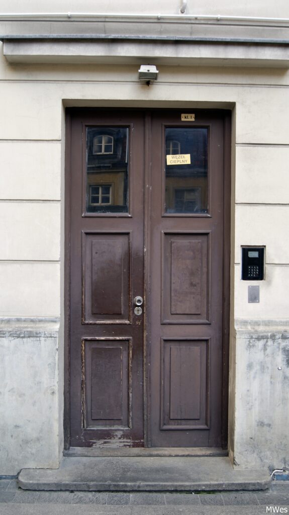 Wejście na klatkę schodową oficyny bocznej, Fot. Monika Wesołowska, 2020, źródło: lapidarium detalu.