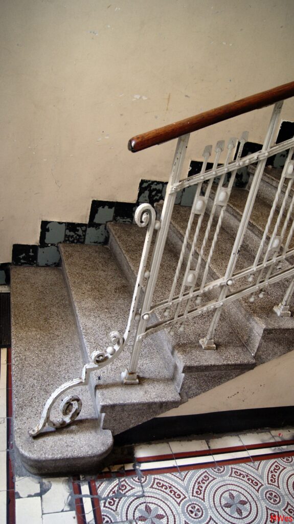 Balustrada schodów klatki schodowej oficyny poprzecznej. Fot. Monika Wesołowska, 2020, źródło: lapidarium detalu.
