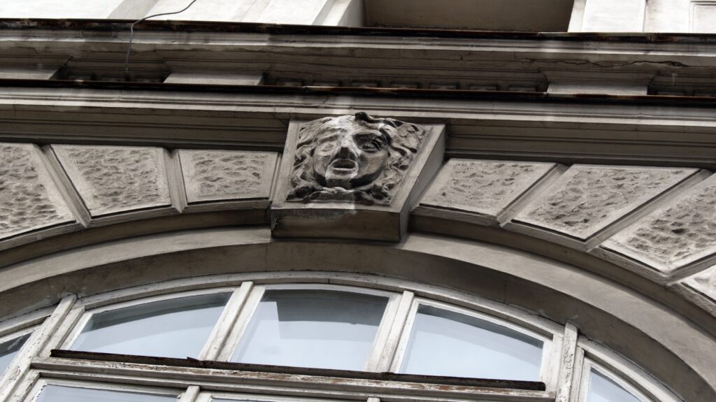Maska nad oknem, elewacja frontowa. Fot. Monika Wesołowska, 2020, źródło: lapidarium detalu.