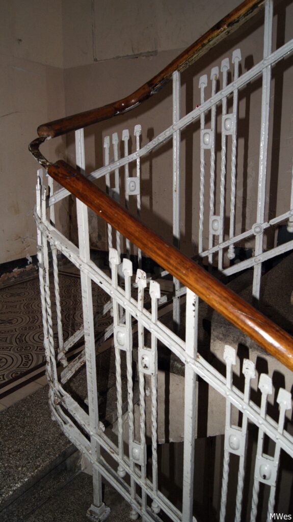 Balustrada schodów klatki schodowej oficyny poprzecznej. Fot. Monika Wesołowska, 2020, źródło: lapidarium detalu.