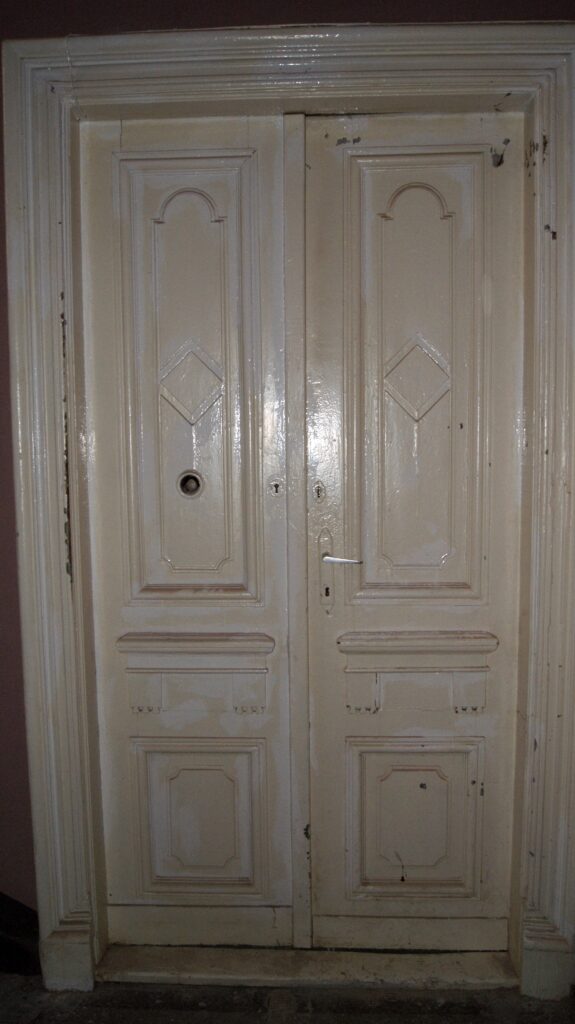 Drzwi do mieszkania, główna klatka schodowa. Fot. Monika Wesołowska, 2020, źródło: lapidarium detalu.