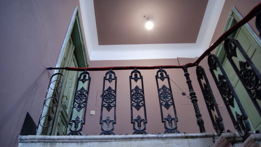 Balustrada schodów głównej klatki schodowej. Fot. Monika Wesołowska, 2020, źródło: lapidarium detalu.