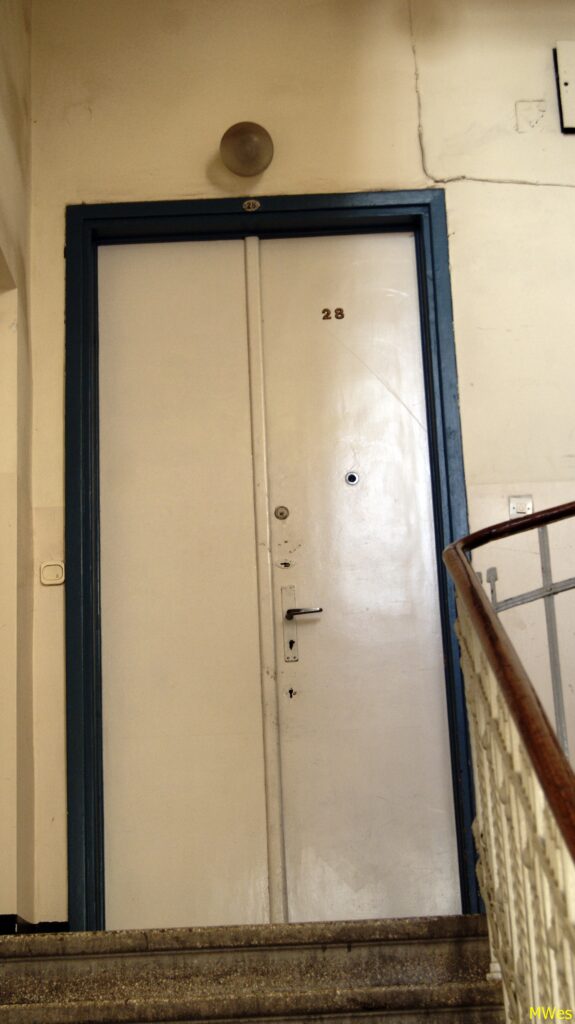 Drzwi do mieszkania, klatka schodowa oficyny poprzecznej. Fot. Monika Wesołowska, 2020, źródło: lapidarium detalu.