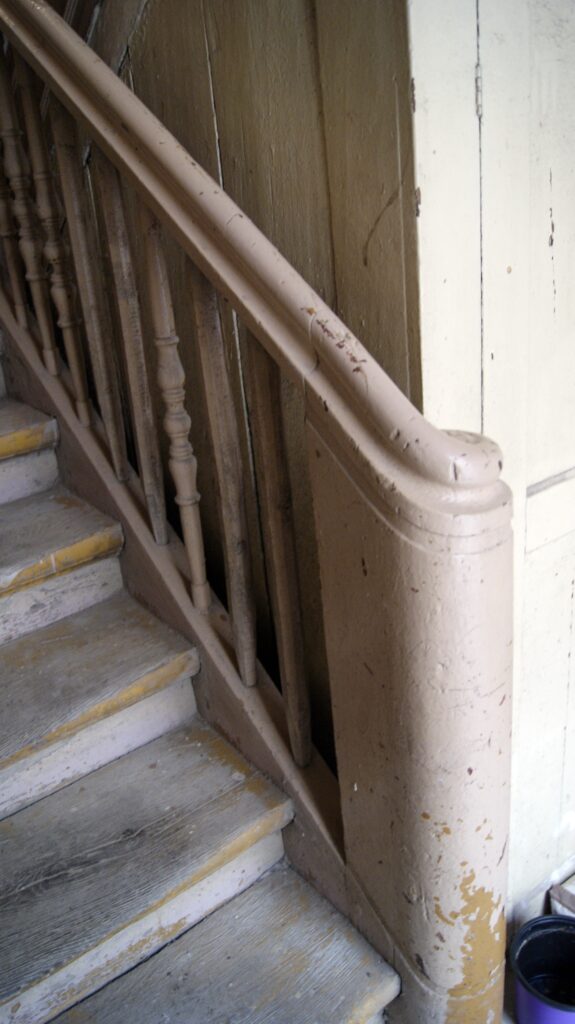 Detal balustrady schodów klatki schodowej skrzydła od strony ulicy Wilczej. Fot. Monika Wesołowska, 2020, źródło: lapidarium detalu.