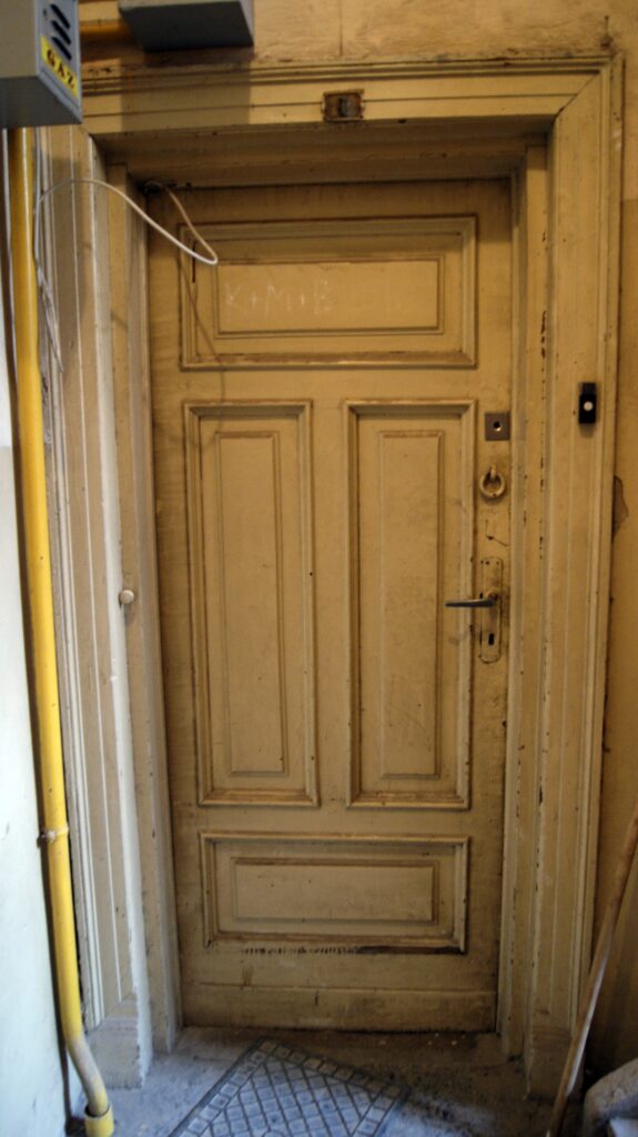 Drzwi na klatce schodowej skrzydła od strony ulicy Wilczej. Fot. Monika Wesołowska, 2020, źródło: lapidarium detalu.