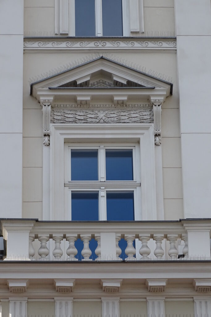 Obramienie okna, balkon, elewacja frontowa. Fot. Hanna Laskowska, 2020, źródło: lapidarium detalu.
