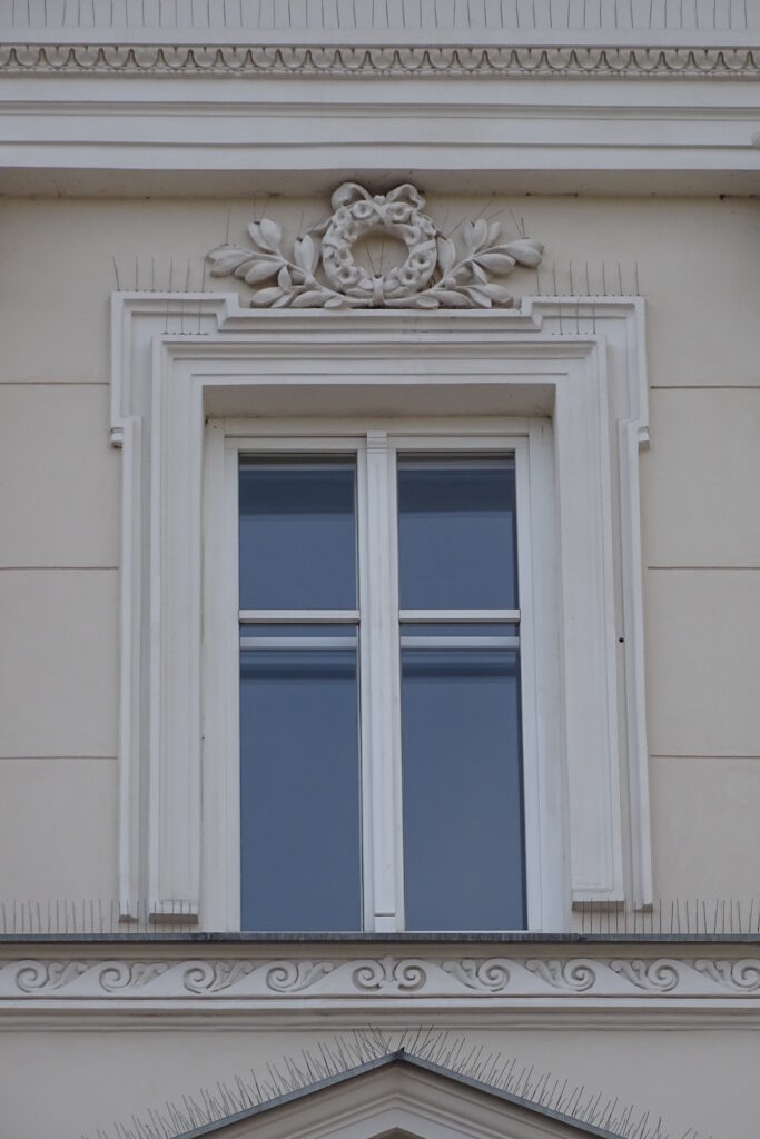 Obramienie okna, elewacja frontowa. Fot. Hanna Laskowska, 2020, źródło: lapidarium detalu.