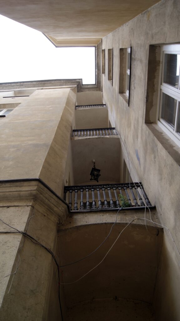 Balkony elewacji podwórzowej. Fot. Monika Wesołowska, 2020, źródło: lapidarium detalu.