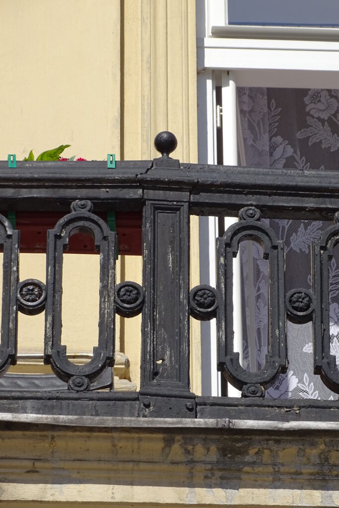 Balustrada balkonu narożnika. Fot. Hanna Laskowska, 2020, źródło: lapidarium detalu