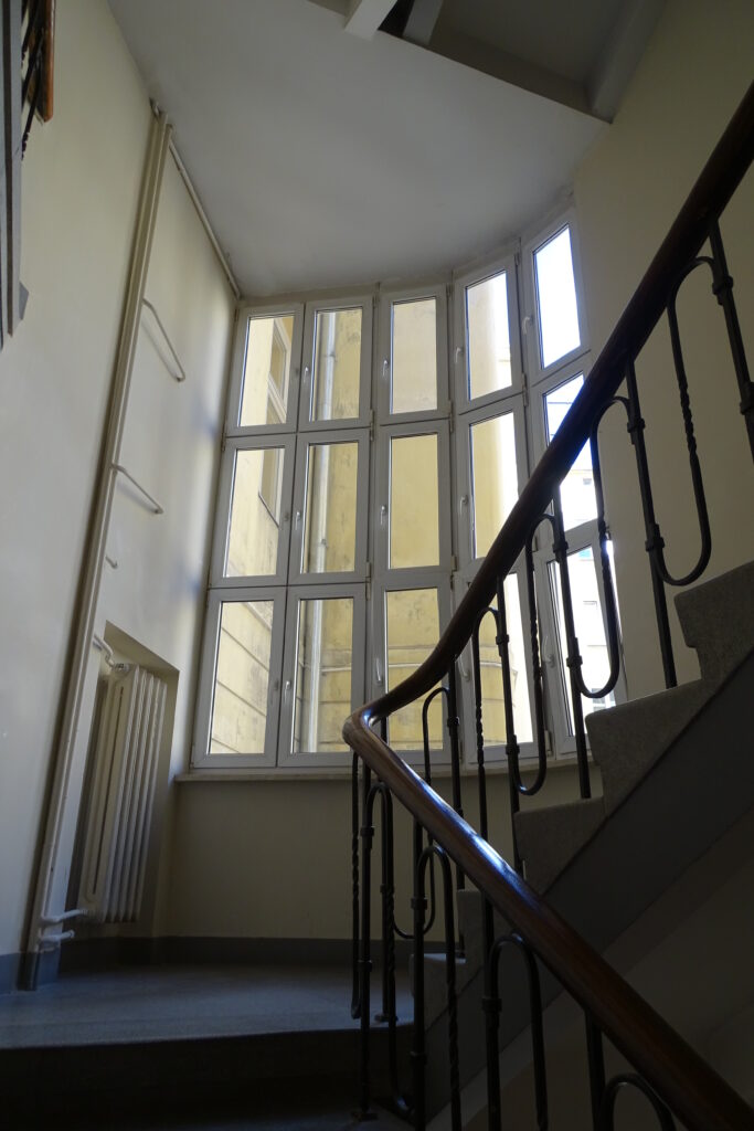 Okno klatki schodowej w łączniku między domem frontowym a oficyną boczną. Fot. Hanna Laskowska, 2020, źródło: lapidarium detalu