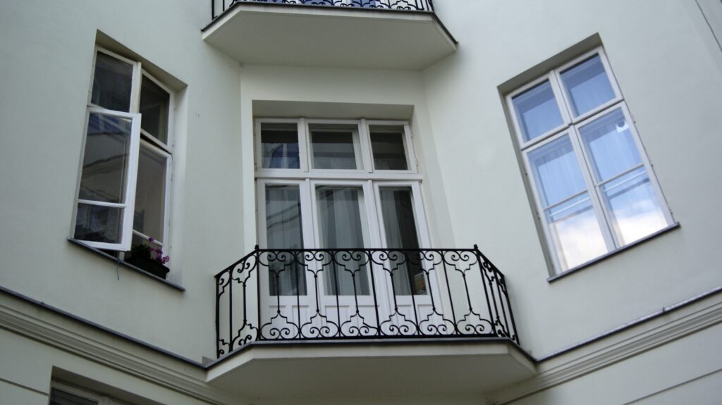 Balkon elewacji podwórzowej. Fot. Monika Wesołowska, 2020, źródło: lapidarium detalu.