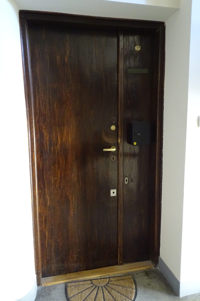 Drzwi do mieszkania, klatka schodowa w łączniku między domem frontowym a oficyną boczną. Fot. Hanna Laskowska, 2020, źródło: lapidarium detalu.