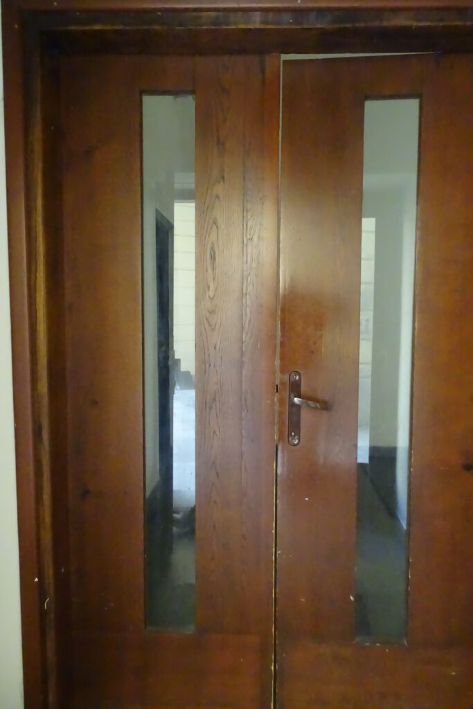 Drzwi na klatce schodowej w łączniku między domem frontowym a oficyną boczną. Fot. Hanna Laskowska, 2020, źródło: lapidarium detalu.
