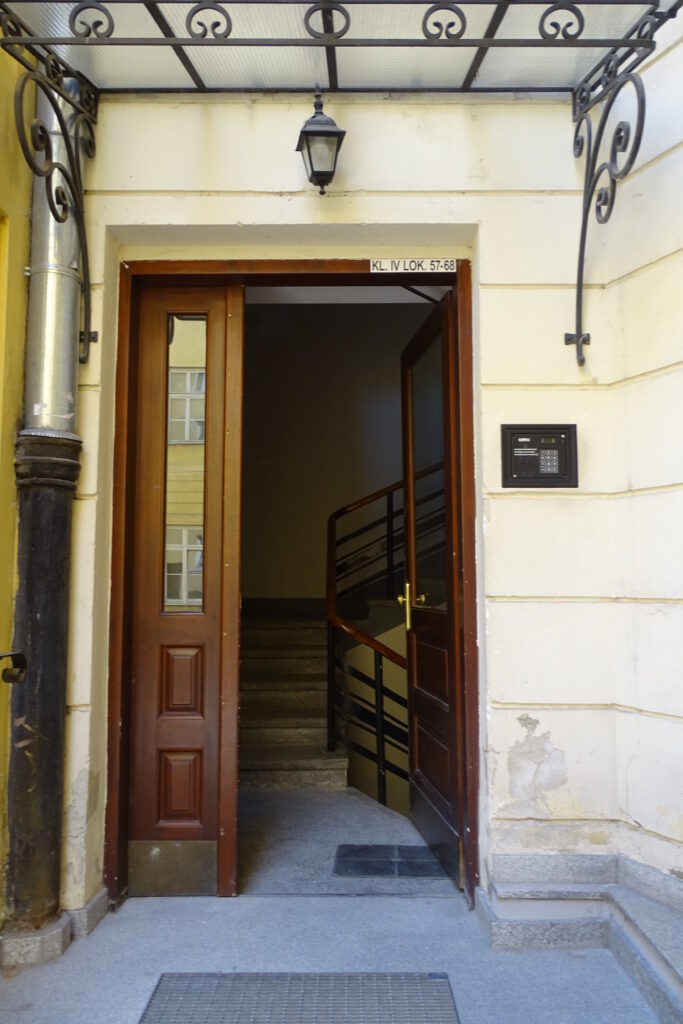 Wejście na klatkę schodową z mieszkaniami n-ry 57-68. Fot. Hanna Laskowska, 2020, źródło: lapidarium detalu