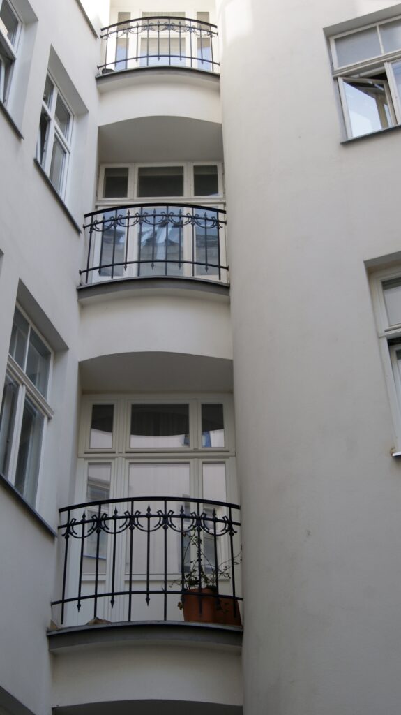 Balkony tzw. pokojów berlińskich, elewacja podwórzowa. Fot. Monika Wesołowska, 2020, źródło: lapidarium detalu.