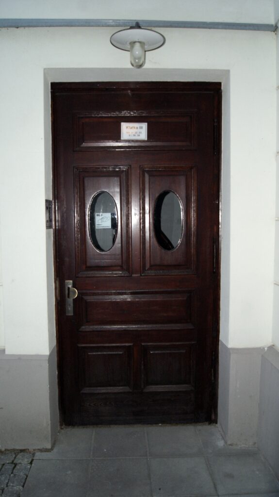 Drzwi na klatkę schodową. Fot. Monika Wesołowska, 2020, źródło: lapidarium detalu.