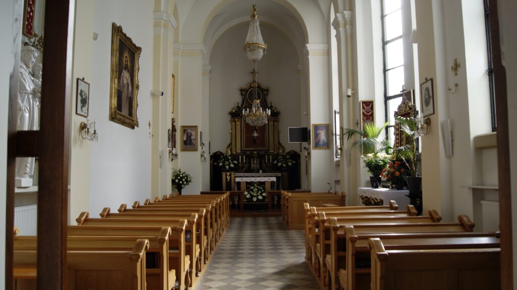 Wnętrze kaplicy pw. Matki Bożej Nieustającej Pomocy. Fot. Monika Wesołowska, 2020, źródło: lapidarium detalu.