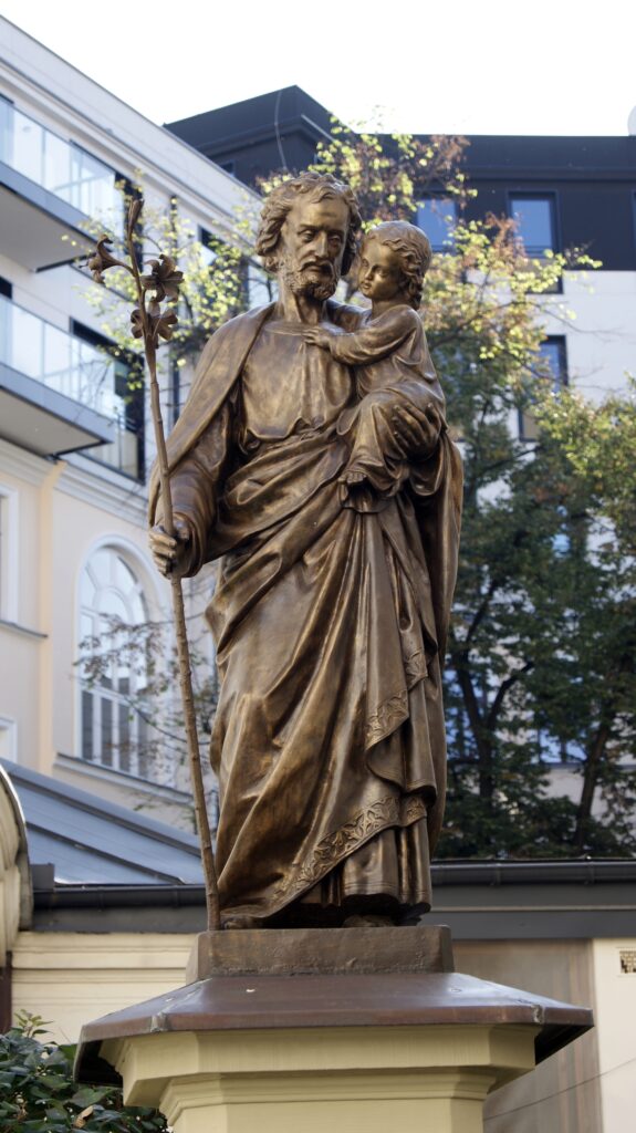 Figura św. Józefa w podwórzu. Fot. Monika Wesołowska, 2020, źródło: lapidarium detalu.
