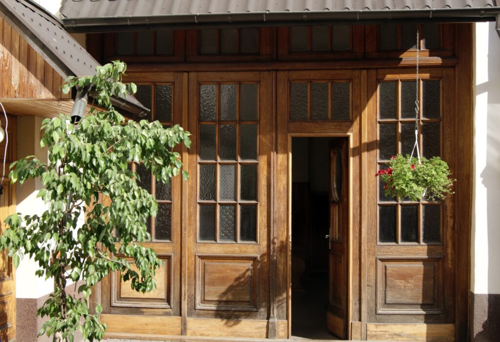 Drzwi z kaplicy na podwórze. Fot. Monika Wesołowska, 2020, źródło: lapidarium detalu.