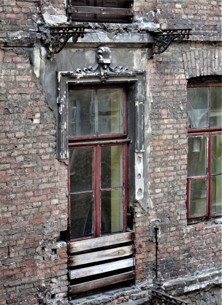 Okno, elewacja podwórzowa. Fot. Katarzyna Komar-Michalczyk, 2020, źródło: lapidarium detalu.