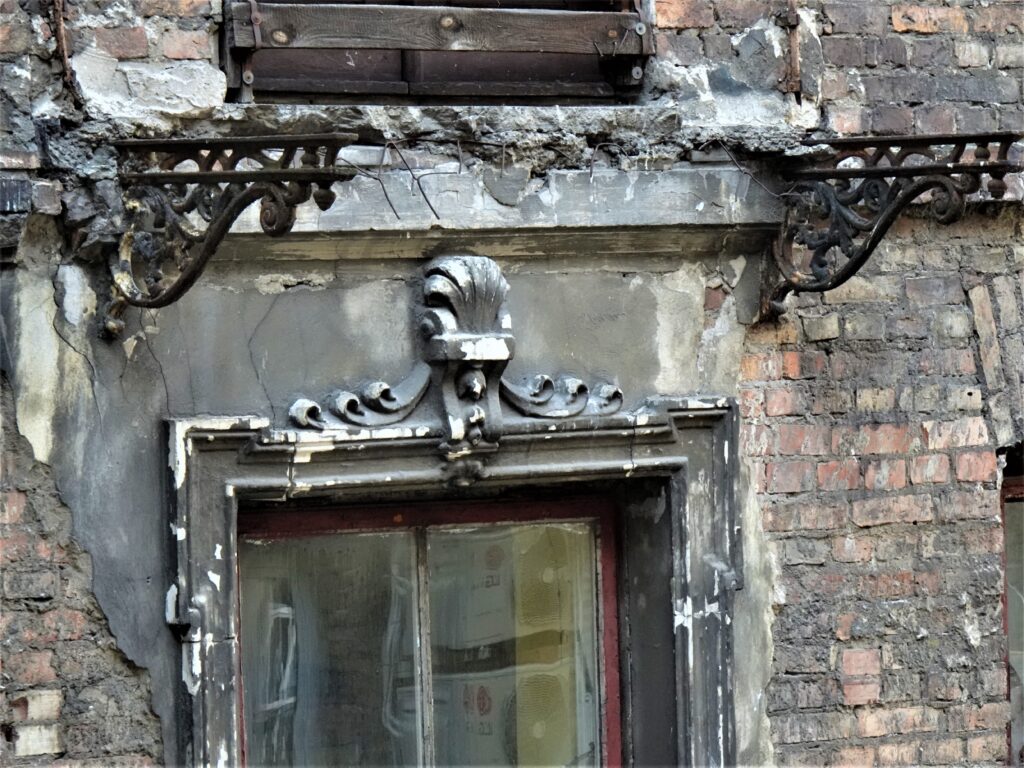 Detal obramienia okna, konsole balkonu, elewacja podwórzowa. Fot. Katarzyna Komar-Michalczyk, 2020, źródło: lapidarium detalu.