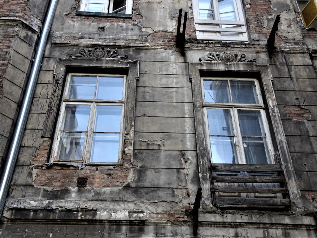 Okna elewacji podwórzowej. Fot. Katarzyna Komar-Michalczyk, 2020, źródło: lapidarium detalu.