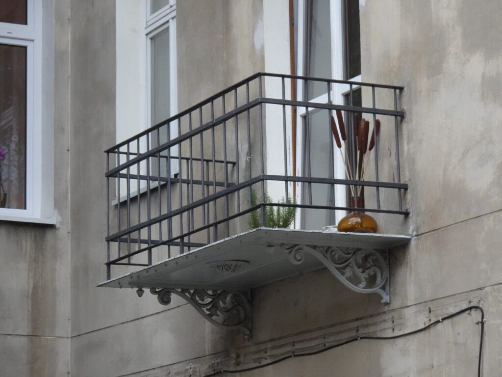 Balkon elewacji podwórzowej domu frontowego. Fot. Katarzyna Komar-Michalczyk, 2020, źródło: lapidarium detalu.