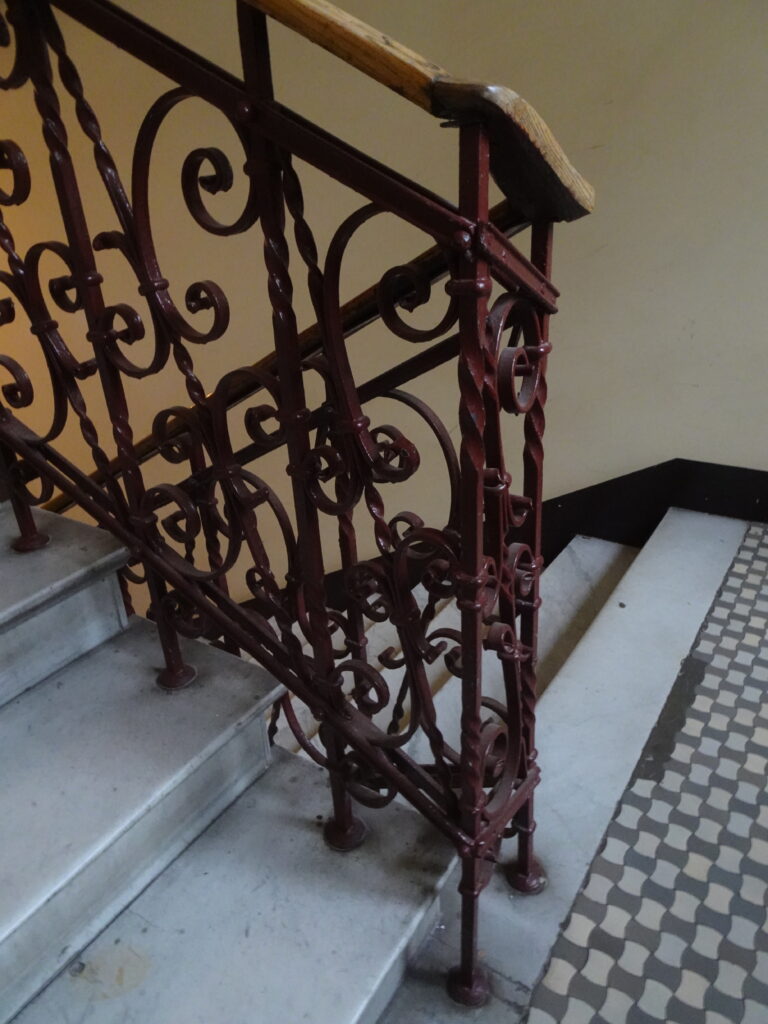 Balustrada schodów głównej klatki schodowej. Fot. Katarzyna Komar-Michalczyk, 2020, źródło: lapidarium detalu.