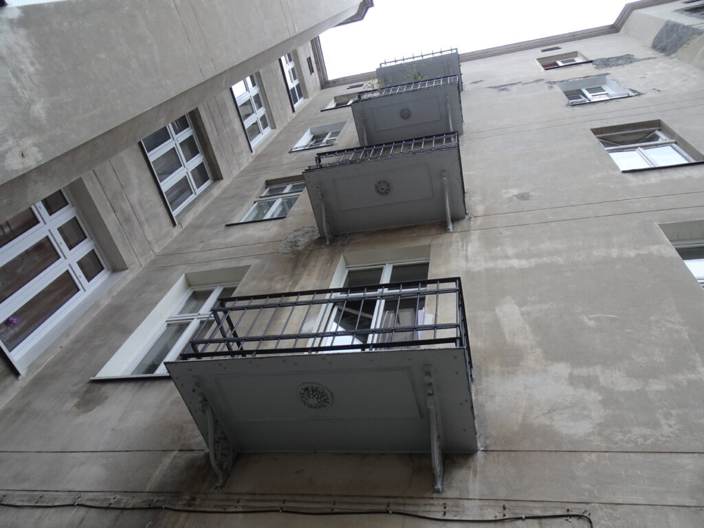Balkony elewacji podwórzowej domu frontowego. Fot. Katarzyna Komar-Michalczyk, 2020, źródło: lapidarium detalu.