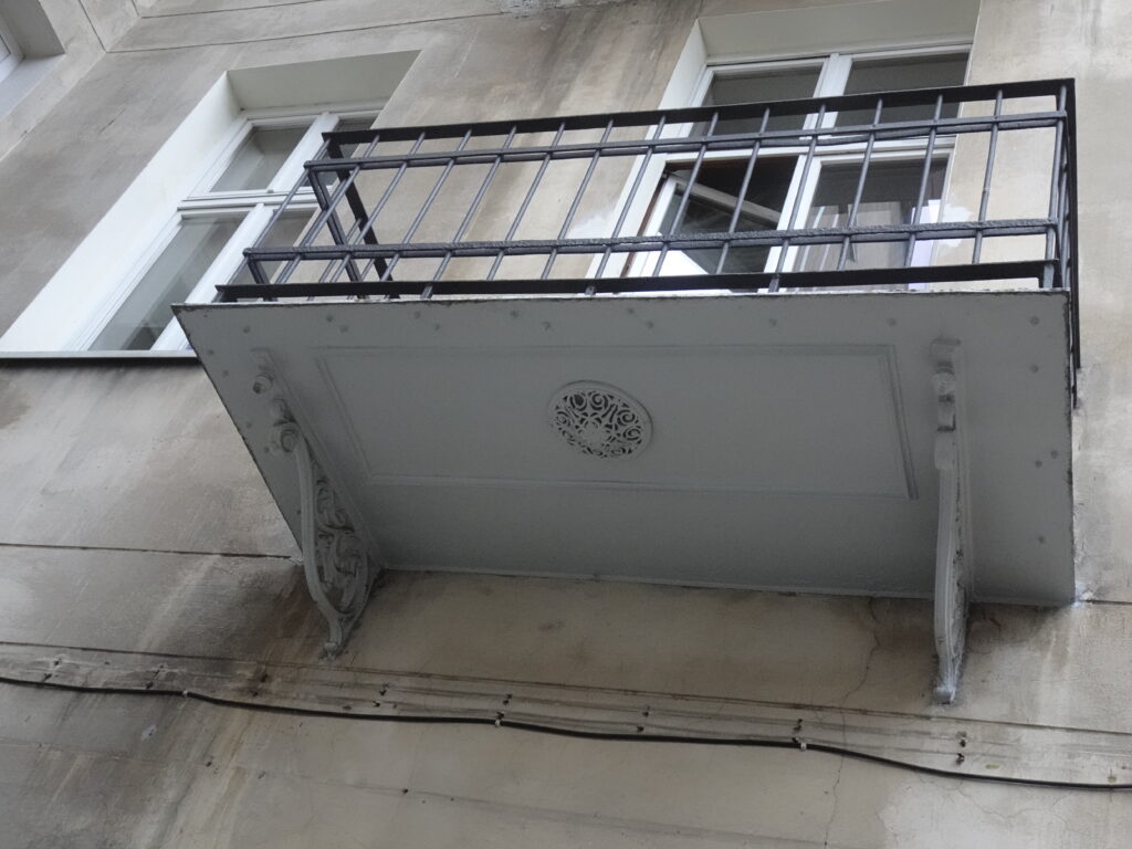 Balkon elewacji podwórzowej domu frontowego. Fot. Katarzyna Komar-Michalczyk, 2020, źródło: lapidarium detalu.