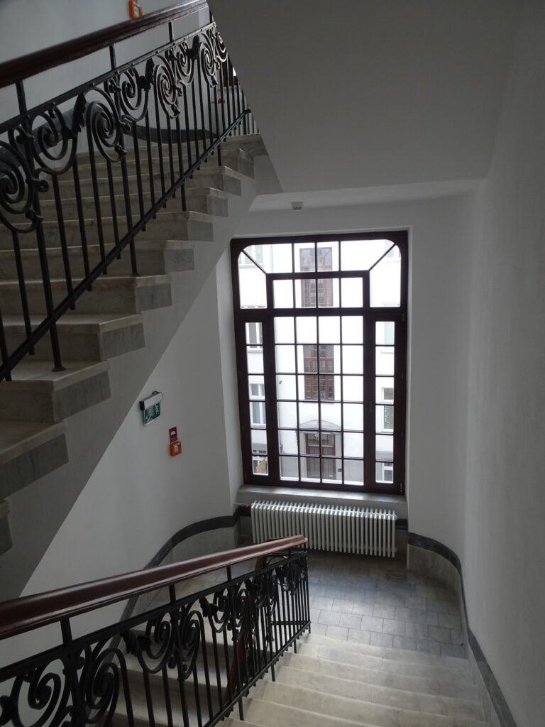 Okno głównej klatki schodowej. Fot. Katarzyna Komar-Michalczyk, 2020, źródło: lapidarium detalu.