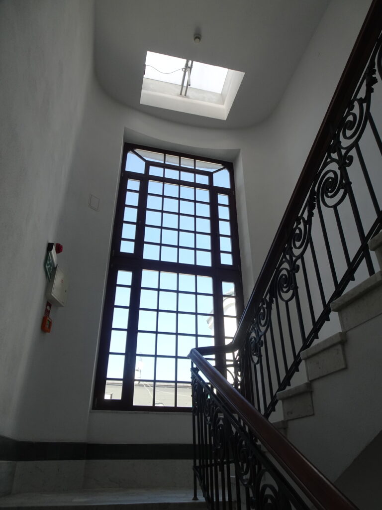 Okno ostatniej kondygnacji głównej klatki schodowej. Fot. Katarzyna Komar-Michalczyk, 2020, źródło: lapidarium detalu.