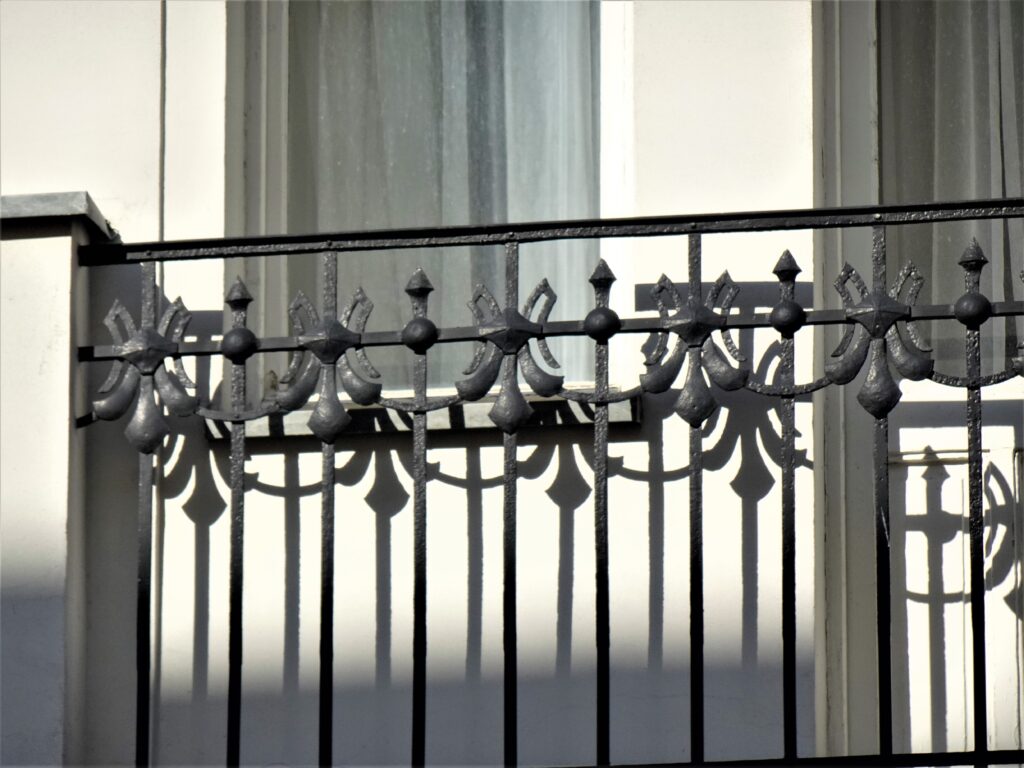 Balustrada balkonu. Fot. Katarzyna Komar-Michalczyk, 2020, źródło: lapidarium detalu.