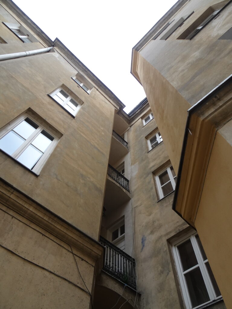 Balkony w elewacji podwórzowej. Fot. Katarzyna Komar-Michalczyk, 2020, źródło: lapidarium detalu.