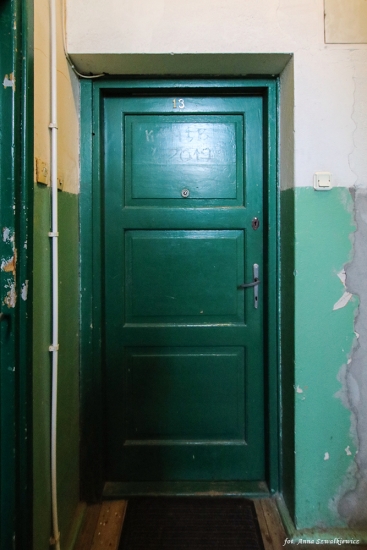 Drzwi na klatce schodowej. Fot. Anna Szwałkiewicz, 2019, źródło: lapidarium detalu.