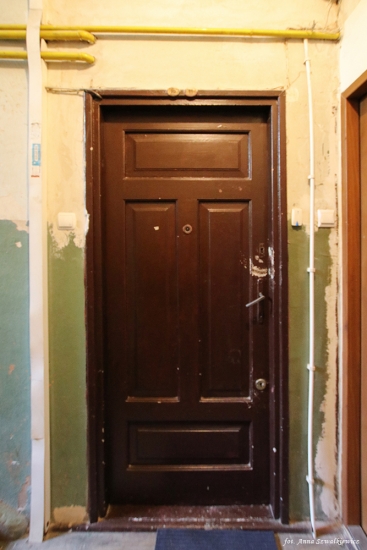 Drzwi na klatce schodowej. Fot. Anna Szwałkiewicz 2019, źródło: lapidarium detalu.