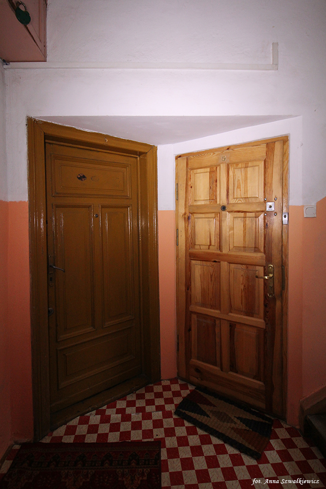 Drzwi oryginalne (po lewej) i wtórne (współczesne, po prawej), klatka schodowa. Fot. Anna Szwałkiewicz, 2020, źródło: lapidarium detalu.