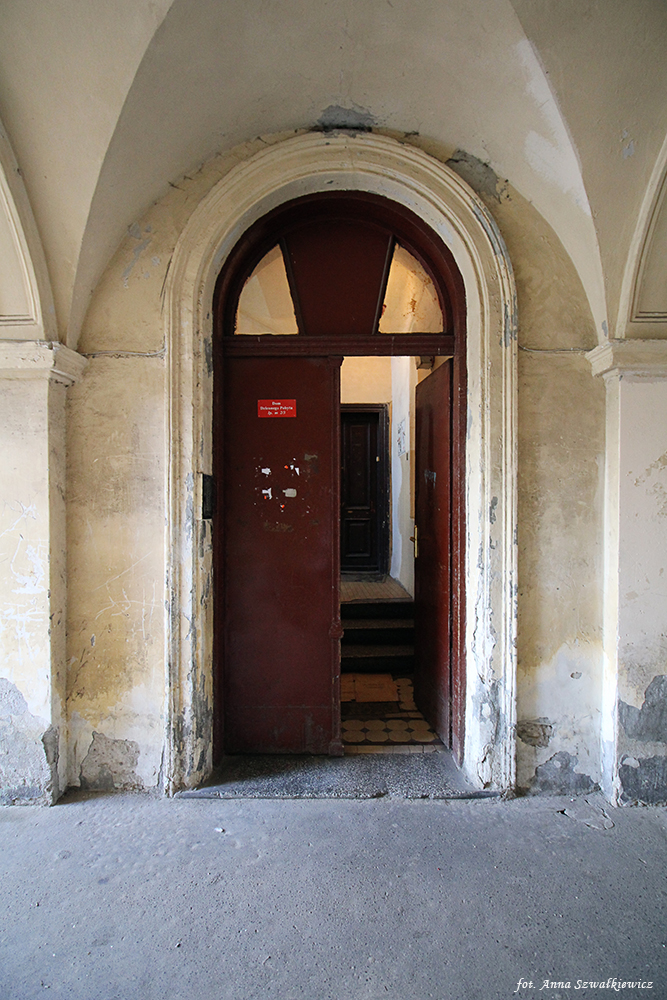 Drzwi z przejazdu bramnego na główną klatkę schodową. Fot. Anna Szwałkiewicz, 2020, źródło: lapidarium detalu.