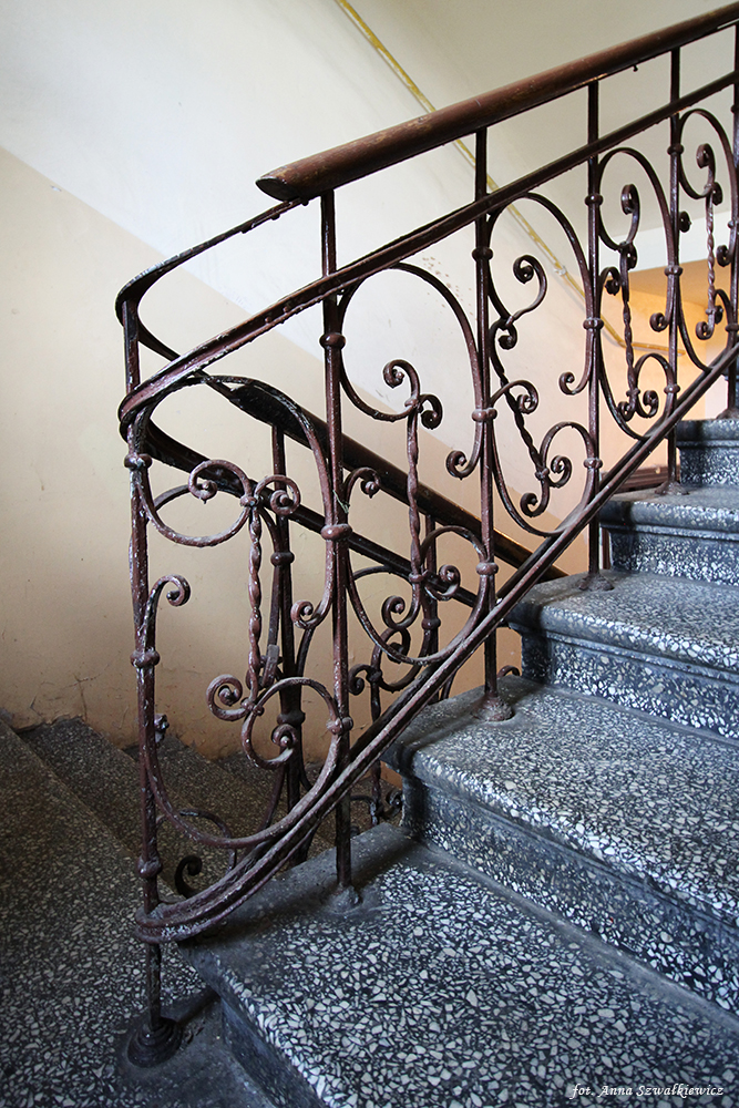 Balustrada schodów, główna klatka schodowa. Fot. Anna Szwałkiewicz, 2020, źródło: lapidarium detalu.