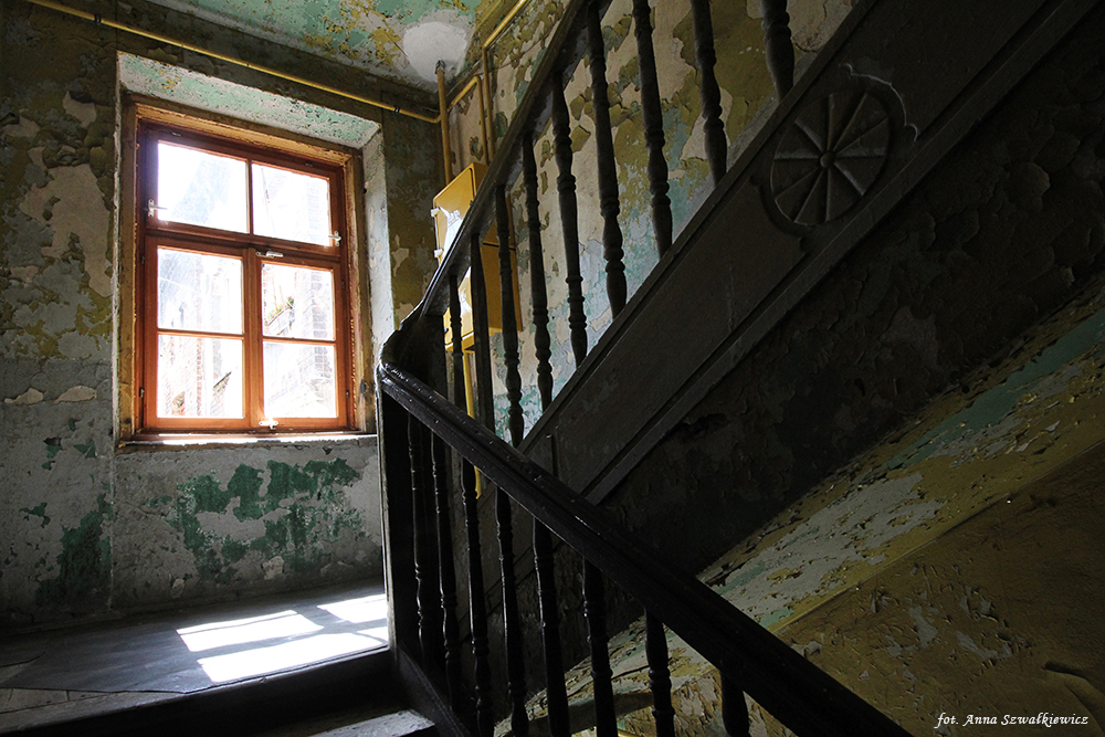 Balustrada schodów, boczna klatka schodowa. Fot. Anna Szwałkiewicz, 2020, źródło: lapidarium detalu.