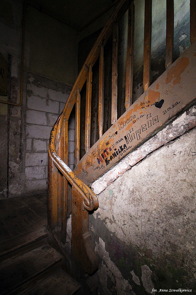 Balustrada schodów, klatka schodowa w oficynie. Fot. Anna Szwałkiewicz, 2020, źródło: lapidarium detalu.