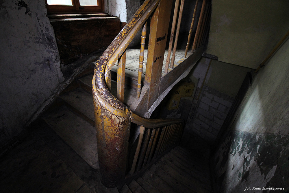 Balustrada schodów, klatka schodowa w oficynie. Fot. Anna Szwałkiewicz, 2020, źródło: lapidarium detalu.