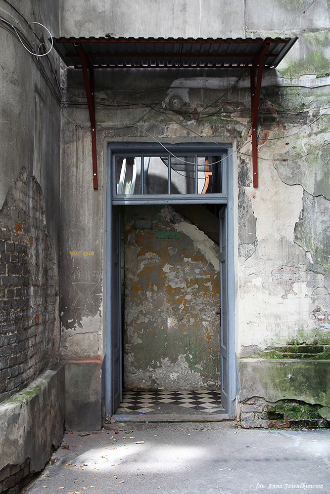 Wejście na klatkę schodową w oficynie bocznej. Fot. Anna Szwałkiewicz, 2020, źródło: lapidarium detalu.