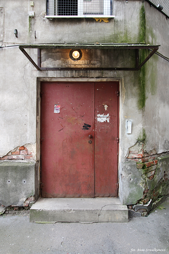 Wejście na klatkę schodową, oficyna. Fot. Anna Szwałkiewicz, 2020, źródło: lapidarium detalu.