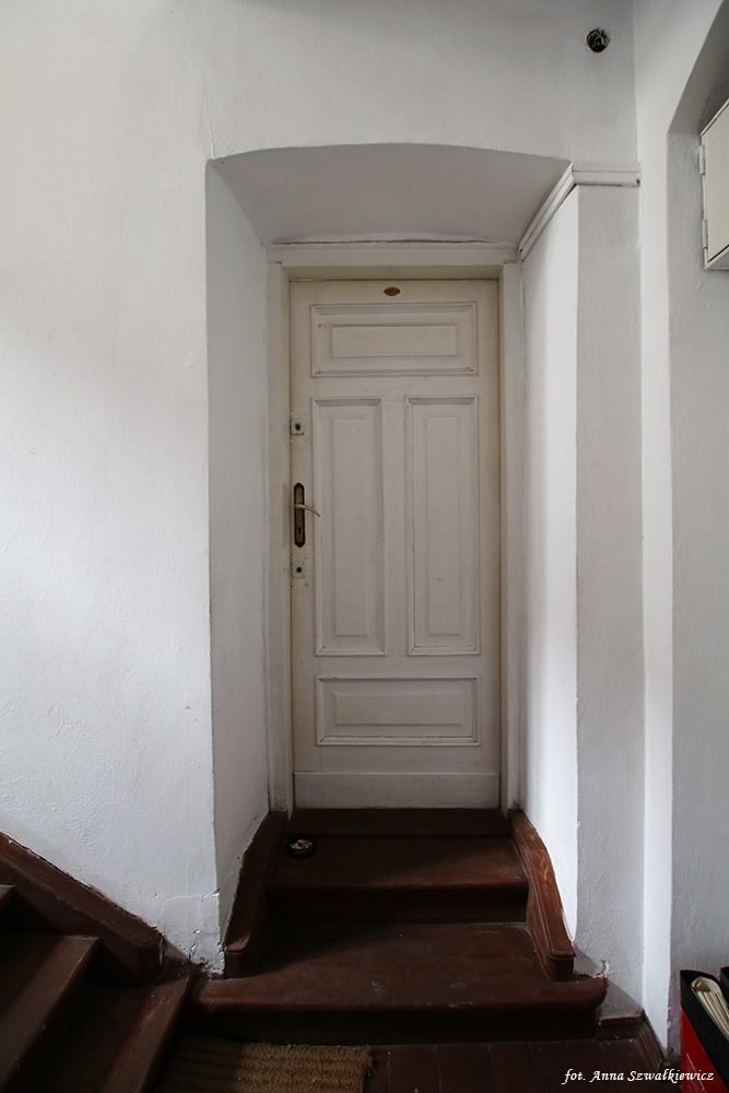 Drzwi w bocznej klatce schodowej. Fot. Anna Szwałkiewicz, 2020, źródło: lapidarium detalu