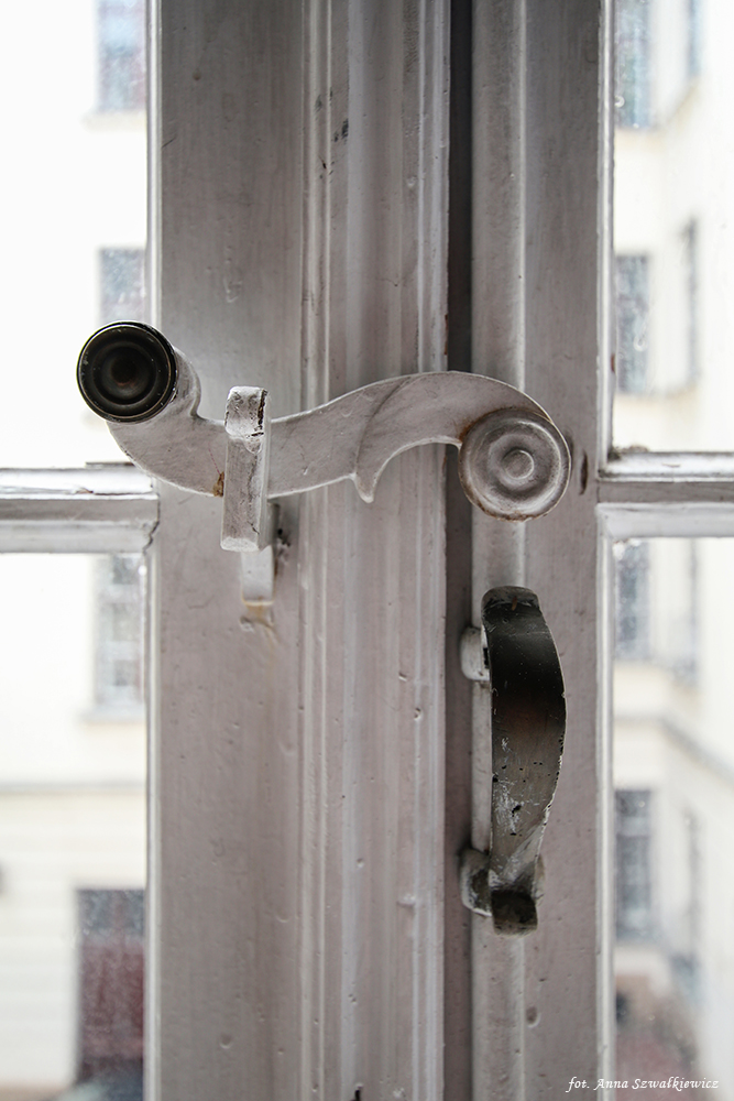 Klamka okna, klatka schodowa. Fot. Anna Szwałkiewicz, 2020, źródło: lapidarium detalu