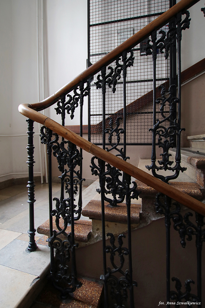 Balustrada schodów głównej klatki schodowej. Fot. Anna Szwałkiewicz, 2020, źródło: lapidarium detalu
